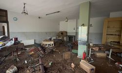 GÜNCELLEME - Sarıyer'de yolun çökmesi sonucu pikap ile kamyonet dereye düştü