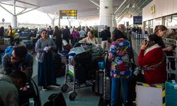 Hindistan'ın en büyük hava yolu şirketi IndiGo'nun iptal ettiği sefer sayısı 1000'i aştı