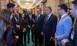 İletişim Başkanı Duran, parlamento muhabirlerini ziyaret etti