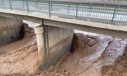 Irak'ın Salahaddin kentinde yoğun yağış nedeniyle köprü çöktü