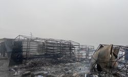 Irak'ta mülteci kampına ait pazar yerinde çıkan yangında 30'dan fazla iş yeri yandı