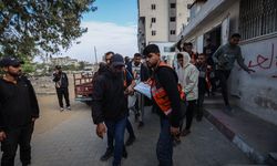 İsrail'in Gazze'ye düzenlediği saldırılarda biri sivil savunma ekibi 3 kişi hayatını kaybetti