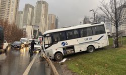 İstanbul'da toprak alana giren servis midibüsü bariyerlere çarptı