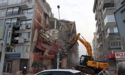 İzmir'de bina yıkımı sırasında bitişikteki apartman zarar gördü