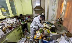 İzmir'de evden 4 kamyon dolusu çöp çıktı