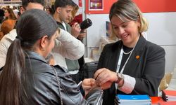 KADEM, İstanbul Kitap Fuarı'nda Gazze'deki soykırıma dikkat çekmek için bileklik dağıttı