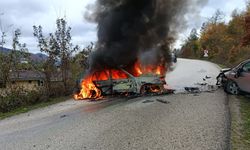Kastamonu'da hafif ticari araçla çarpıştıktan sonra alev alan otomobildeki 2 kişi yaralandı
