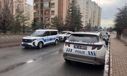 Kayseri'de bir kişi eşiyle konuşmak için gittiği binada görevlinin karısını öldürdü
