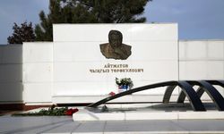 Kırgız yazar Cengiz Aytmatov, Bişkek'teki mezarı başında anıldı