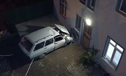Kütahya'da evin duvarına çarpan otomobildeki 1 kişi öldü, 1 kişi yaralandı
