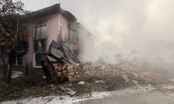 Kütahya'da yanan 2 katlı ev kullanılamaz hale geldi