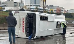 Maltepe'de havalimanı çalışanlarını taşıyan servis minibüsü devrildi