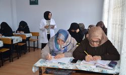 Muşlu kadınlar katıldıkları kurslarda okuma yazma öğreniyor