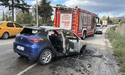 Samsunsporlu oyuncu Musaba'nın kullandığı otomobil seyir halindeyken alev aldı