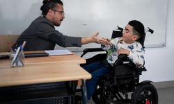 Serebral palsili 7 yaşındaki Hüseyin, okuma yazmayı hastane sınıfında öğrendi
