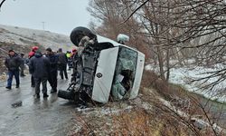 Sivas'ta öğrenci servisinin devrildiği kazada 15 kişi yaralandı