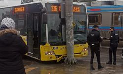 Sultangazi'de İETT otobüsü kayganlaşan yolda kaza yaptı