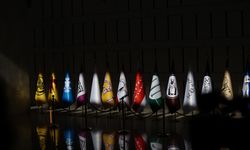 Suriye'deki geçmiş medeniyetleri temsil eden bayraklar Fidan ve Şeybani'nin basın toplantısında sergilendi