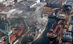 Tuzla'da tersanedeki gemide çıkan yangına müdahale ediliyor