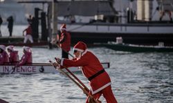 Venedik'te geleneksel 'Noel Baba' su geçidi