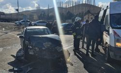 Yozgat'ta otomobil ile kamyonun çarpıştığı kazada 5 kişi yaralandı