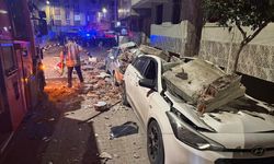 Zeytinburnu'nda boşaltılan binanın çatısından kopan beton parçaları park halindeki 3 aracın üzerine düştü