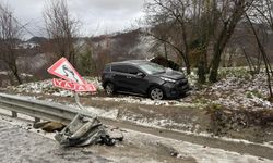 Zonguldak ve Sakarya'da karın kayganlaştırdığı yolda kaza yapan otomobillerdeki 5 kişi yaralandı