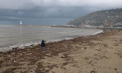 Alanya'da sağanak ve fırtına ile denize sürüklenen atıklar sahilde kirlilik oluşturdu