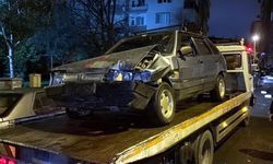 Alkollü sürücünün otomobille park halindeki araçlara çarptığı kaza kamerada