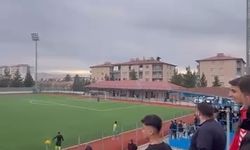 Amatör Lig maçını çatıda uzanarak izledi; o anlar kamerada