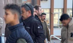 Apartmanlardan 4 motosiklet çalan şüpheliler yakalandı; o anlar kamerada