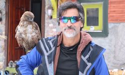 Aylar sonra geri dönen kızıl şahini Doğa Koruma ekiplerine teslim etti