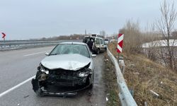 Bariyerlere çarpan araçtan inen kazazedelere otomobil çarptı: 5 yaralı