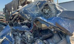 Bariyerlere çarpan TIR'da sıkışan sürücüyü itfaiye kurtardı