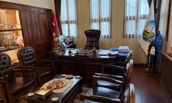 Başkanın makam odasından çıkan dinleme cihazındaki sim kart, cihazı bulan kişinin üstüne kayıtlı çıktı