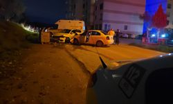 Bursa'da iki otomobilin kafa kafaya çarpıştığı kaza kamerada: 2 yaralı