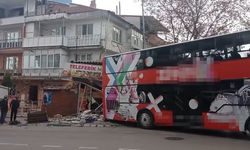 Çift katlı otobüs, otomobil ile manav dükkanına çarptı