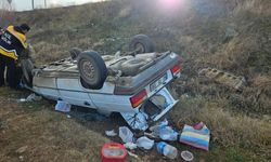 Çorum'da yoldan çıkan otomobil tarlaya yuvarlandı; 2 yaralı