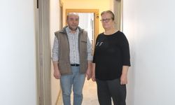 Depremde enkazdan sadece kızının çocukluk fotoğrafını kurtarabilen aile, yeni evlerinde