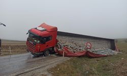 Dorsesi yan yatan TIR'a çarpan hafif ticari araçtaki çift yaralandı