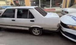 Drift atıp, polisten kaçan ehliyet sürücü, kaza yapınca yakalandı; o anlar kamerada