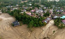 Endonezya'da şiddetli yağışların yol açtığı afetlerde hayatını kaybedenlerin sayısı 914'e yükseldi