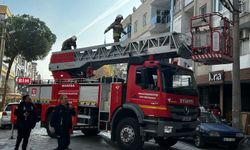 Evinde düşüp, mahsur kalan felçli hasta, balkondan eve girilerek kurtarıldı