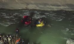 Hakkari'de hafif ticari araç Zap Suyuna yuvarlandı; 1 yaralı / Ek fotoğraflar