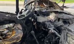 Hareket halindeyken motor kısmından alev alan kamyonet yandı