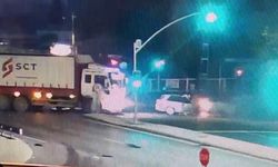 İstanbul - Avcılar'da kamyonun çarpıp sürüklediği otomobil alev aldı; 1 ölü, 1 yaralı