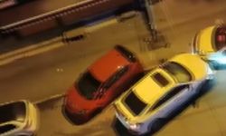 İstanbul- Beylikdüzü'nde park halindeki 3 araca çarptı; otomobilini bırakıp kaçtı