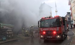 İstanbul- Çekmeköy'de 3 katlı binanın giriş katındaki depoda çıkan yangın söndürüldü /Geniş haber