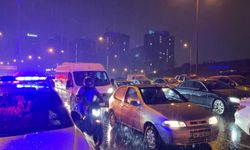 İstanbul - Eyüpsultan TEM Otoyolu'nda 7 aracın karıştığı zincirleme kaza: 2 yaralı