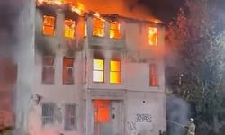 İstanbul- Fatih'te 2 katlı tarihi bina alev alev yandı